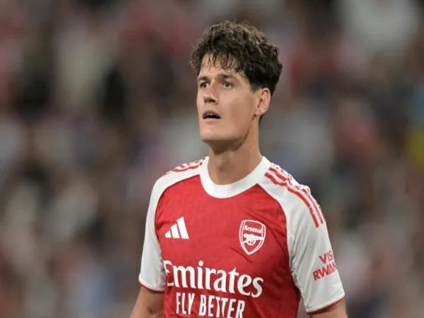 Tin CLB Arsenal: Frank ủng hộ Norgaard sau đối đầu